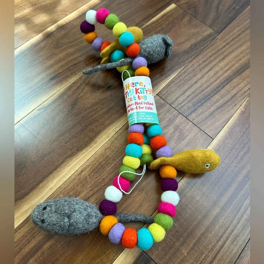 TRADER JOES EXCLUSIVE MULTICOLOR HANDCRAFTED FELTED GARLAND FOR CATS NEW